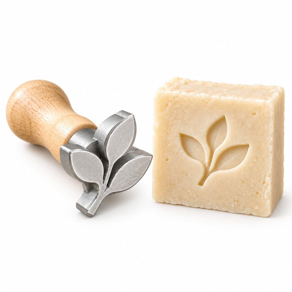 Concept généré par IA d’un tampon à savon en aluminium avec manche en bois, à côté d’un savon marqué, sur fond blanc